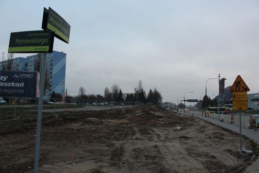 Budowa linii tramwajowej przy skrzyżowaniu ulic Wyszyńskiego, Pstrowskiego i Synów Pułku (14 listopada 2021)