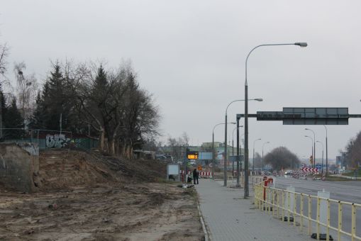 Budowa linii tramwajowej w ulicy Wyszyńskiego, między ulicami Żołnierską i Pstrowskiego (14 listopada 2021)