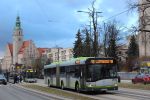 Solaris Urbino 18 III #2014 na linii 13 i MAN NL323 Lion`s City #A825 na linii 101 odjeżdżają z przystanku Centrum (7 lutego&nbsp;2022)
