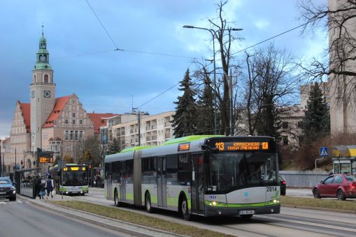Solaris Urbino 18 III #2014 na linii 13 i MAN NL323 Lion`s City #A825 na linii 101 odjeżdżają z przystanku Centrum (7 lutego 2022)