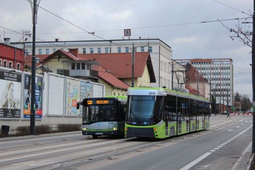 Solaris Urbino 12 III #122 na linii 128 i Durmazlar Panorama Olsztyn DRP5H05 #3016 na linii 1 w alei Piłsudskiego (7 lutego 2022)