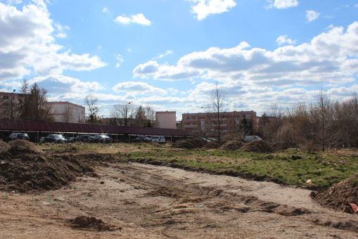 Miejsce przyszłej podstacji trakcyjnej przy ulicy Krasickiego, w pobliżu przystanku Boenigka (16 kwietnia 2022)