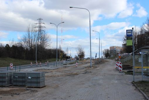 Budowa linii tramwajowej w ulicy Krasickiego, w pobliżu skrzyżowania z ulicą Synów Pułku (16 kwietnia 2022)