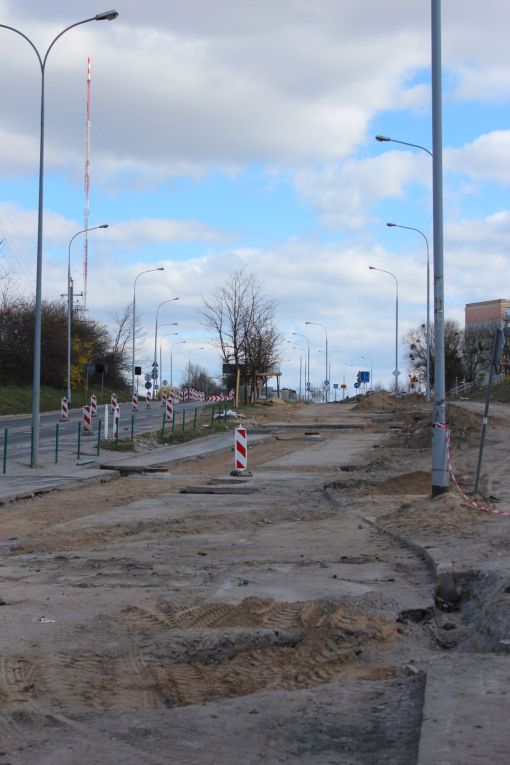 Budowa linii tramwajowej w ulicy Krasickiego, w pobliżu skrzyżowania z ulicą Synów Pułku (16 kwietnia 2022)