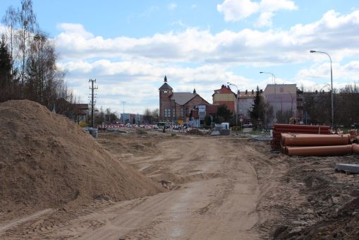 Budowa linii tramwajowej w ulicy Krasickiego, w pobliżu przystanku Boenigka i przyszłej podstacji trakcyjnej (16 kwietnia 2022)