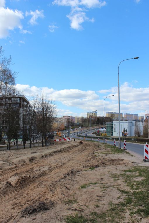 Budowa linii tramwajowej w ulicy Krasickiego, w pobliżu V Liceum Ogólnokształcącego (16 kwietnia 2022)