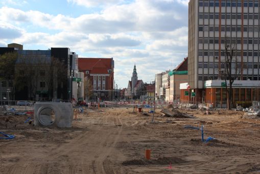 Budowa linii tramwajowej w alei Piłsudskiego, w okolicach przystanku Planetarium (16 kwietnia 2022)