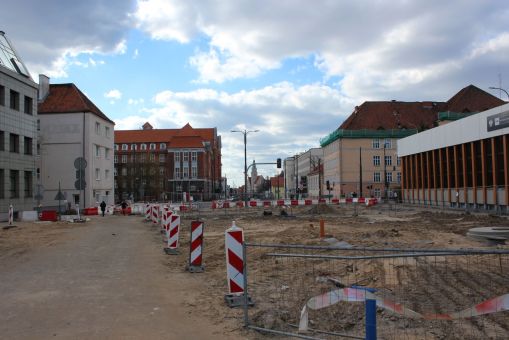 Budowa linii tramwajowej w alei Piłsudskiego, w okolicach skrzyżowania z ulicą Kościuszki (16 kwietnia 2022)