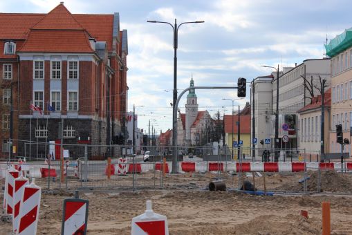 Budowa linii tramwajowej w alei Piłsudskiego, w okolicach skrzyżowania z ulicą Kościuszki (16 kwietnia 2022)