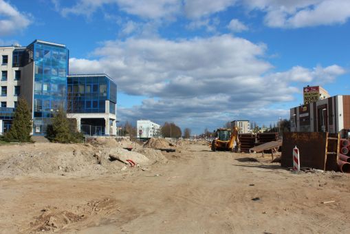 Budowa linii tramwajowej w alei Piłsudskiego, w pobliżu remontowanej hali Urania (16 kwietnia 2022)