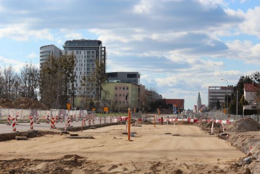 Budowa linii tramwajowej w alei Piłsudskiego, w pobliżu remontowanej hali Urania (16 kwietnia 2022)