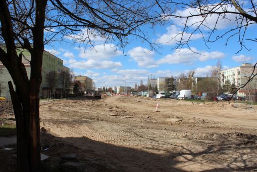 Budowa linii tramwajowej w ulicy Wilczyńskiego, między ulicą Wachowskiego a przyszłym przystankiem końcowym Pieczewo (16 kwietnia 2022)