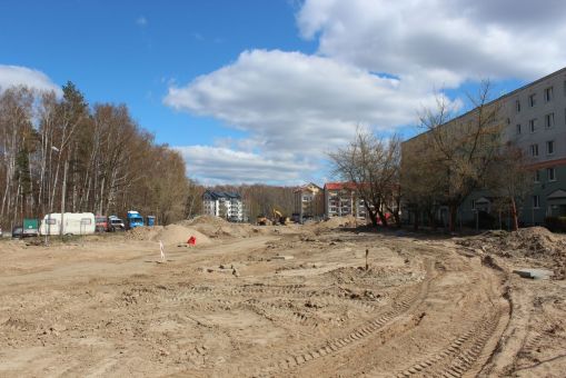 Budowa linii tramwajowej w ulicy Wilczyńskiego, między ulicą Wachowskiego a przyszłym przystankiem końcowym Pieczewo (16 kwietnia 2022)