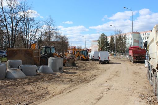 Budowa linii tramwajowej w ulicy Wilczyńskiego, w pobliżu skrzyżowania z ulicą Jeziołowicza (16 kwietnia 2022)