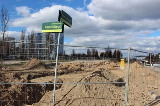 Budowa linii tramwajowej przy skrzyżowaniu ulic Wyszyńskiego, Pstrowskiego i Synów Pułku (16 kwietnia 2022)