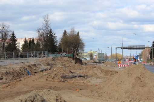 Budowa linii tramwajowej w ulicy Wyszyńskiego, między ulicami Żołnierską i Pstrowskiego (16 kwietnia 2022)