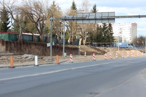 Budowa linii tramwajowej w ulicy Wyszyńskiego, między ulicami Żołnierską i Pstrowskiego (16 kwietnia 2022)
