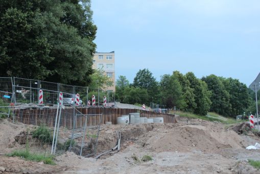 Budowa linii tramwajowej w ulicy Krasickiego, między ulicami Murzynowskiego i Synów Pułku (1 lipca 2022) - umacnianie skarpy w miejscu przebiegu estakady tramwajowej