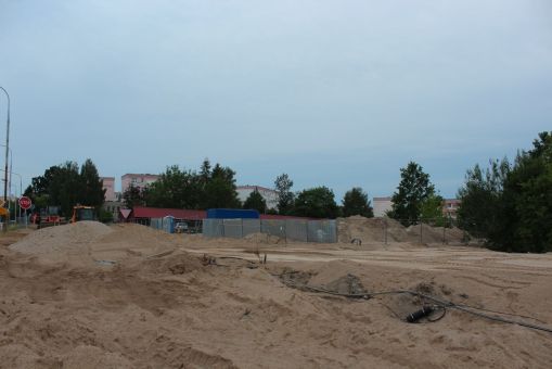 Miejsce przyszłej podstacji trakcyjnej przy ulicy Krasickiego, w pobliżu przystanku Boenigka (1 lipca 2022)