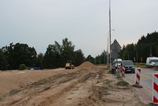 Budowa linii tramwajowej w ulicy Krasickiego, w pobliżu przystanku Boenigka i przyszłej podstacji trakcyjnej (1 lipca 2022)