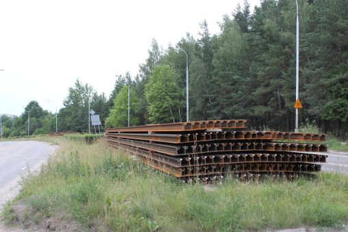 Budowa linii tramwajowej w ulicy Krasickiego (1 lipca 2022) - szyny tramwajowe składowane w pobliżu skrzyżowania z łącznikiem z ulicą Dąbrowskiej