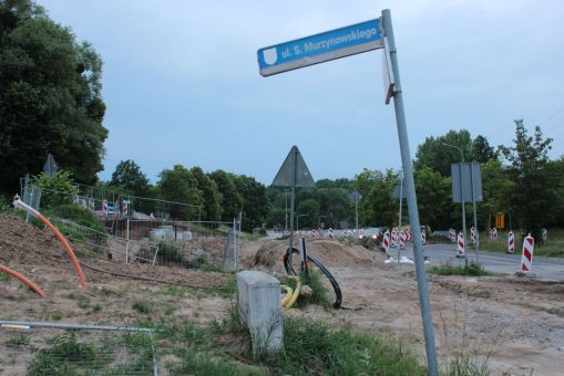 Budowa linii tramwajowej w ulicy Krasickiego, w pobliżu skrzyżowania z ulicą Murzynowskiego (1 lipca 2022)