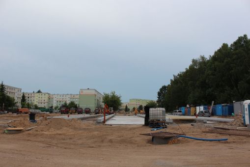 Budowa linii tramwajowej w ulicy Wilczyńskiego, w okolicach przyszłego przystanku końcowego Pieczewo (1 lipca 2022) - widoczny zarys torowisk i peronów przystankowych