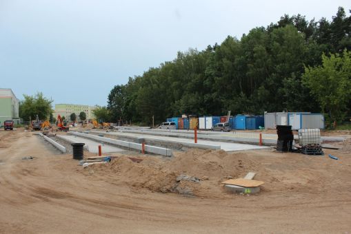 Budowa linii tramwajowej w ulicy Wilczyńskiego, w okolicach przyszłego przystanku końcowego Pieczewo (1 lipca 2022) - widoczny zarys torowisk i peronów przystankowych