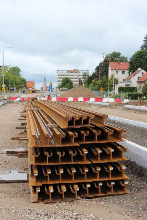 Budowa linii tramwajowej w alei Piłsudskiego, w pobliżu remontowanej hali Urania (2 lipca 2022)
