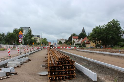 Budowa linii tramwajowej w alei Piłsudskiego, w pobliżu remontowanej hali Urania (2 lipca 2022)