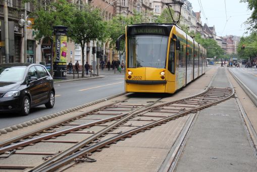 Siemens Combino Supra NF12B #2032 na skróconej do Oktogonu linii 4 zbliża się do rozjazdu nakładkowego na Teréz körút w Budapeszcie (3 maja 2015)