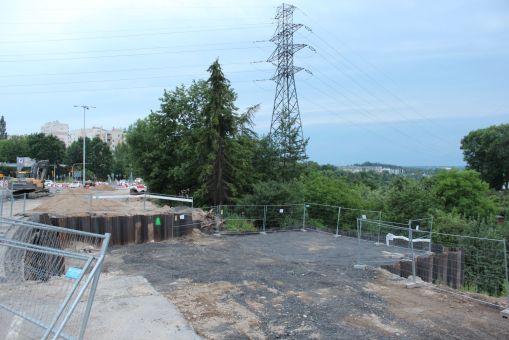 Budowa linii tramwajowej w ulicy Synów Pułku (1 lipca 2022) - umacnianie skarpy pod podpory estakady tramwajowej