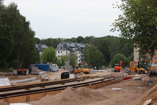 Budowa linii tramwajowej w ulicy Wilczyńskiego, w pobliżu skrzyżowania z ulicą Wachowskiego (1 lipca 2022)