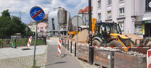 Przygotowania do budowy torowiska i nowego przystanku końcowego Wysoka Brama na placu Jedności Słowiańskiej (1 lipca 2022)