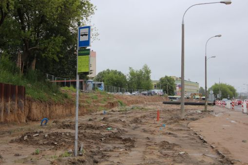 Budowa linii tramwajowej w ulicy Wyszyńskiego, między ulicami Żołnierską i Pstrowskiego (2 lipca 2022)