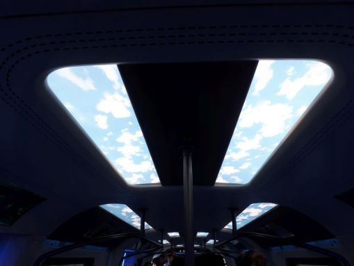 Wnętrze pociągu metra Cetrovo wyprodukowanego przez chińskie koleje państwowe CRRC - sufitowe panele oświetleniowe z widokiem nieba