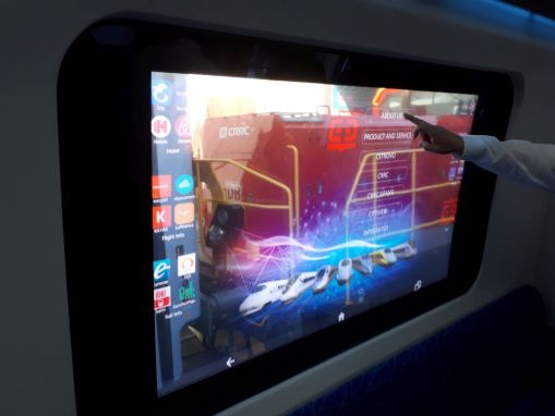 Wnętrze pociągu metra Cetrovo wyprodukowanego przez chińskie koleje państwowe CRRC - okno pociągu jako ekran dotykowy