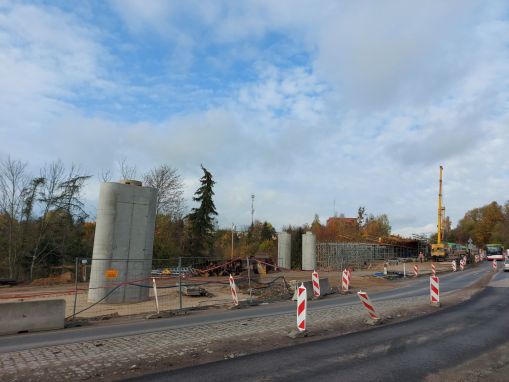 Budowa estakady tramwajowej w ulicy Synów Pułku (25 października 2022)