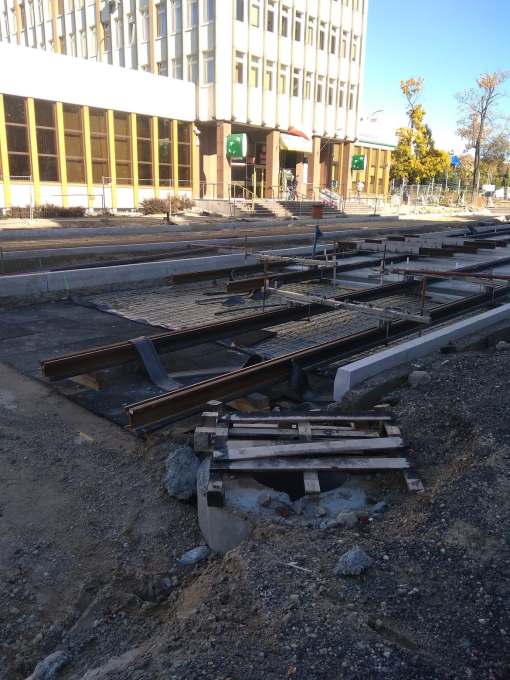 Budowa linii tramwajowej w alei Piłsudskiego, między ulicami Kościuszki i Głowackiego (6 października 2022)