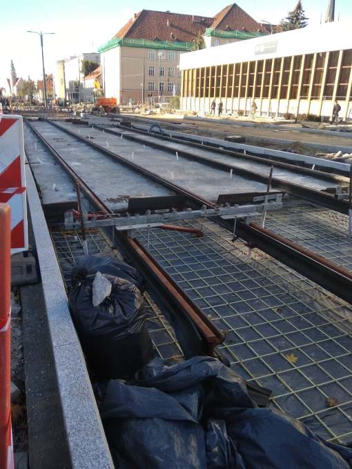 Budowa linii tramwajowej w alei Piłsudskiego, między ulicami Kościuszki i Głowackiego (6 października 2022)