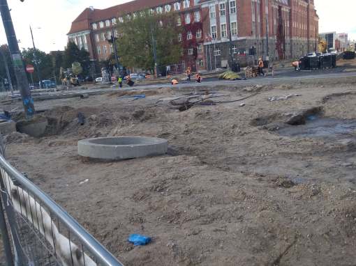 Budowa linii tramwajowej na skrzyżowaniu alei Piłsudskiego i ulicy Kościuszki (6 października 2022)