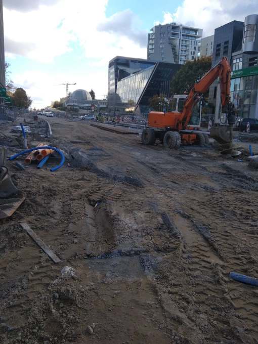 Budowa linii tramwajowej na skrzyżowaniu alei Piłsudskiego i ulicy Kościuszki (6 października 2022)