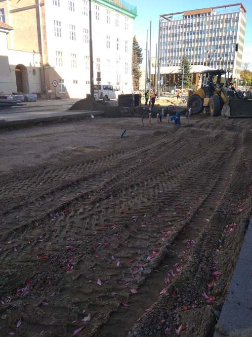 Budowa linii tramwajowej na skrzyżowaniu alei Piłsudskiego i ulicy Kościuszki (6 października 2022)