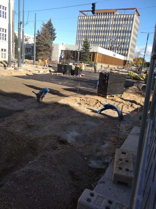 Budowa linii tramwajowej na skrzyżowaniu alei Piłsudskiego i ulicy Kościuszki (6 października 2022)