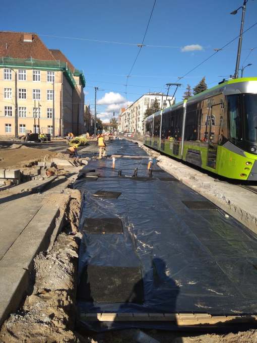 Budowa linii tramwajowej na skrzyżowaniu alei Piłsudskiego i ulicy Kościuszki (6 października 2022)