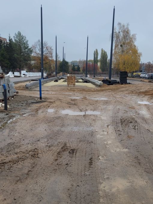Budowa linii tramwajowej w ulicy Wilczyńskiego, w okolicach przyszłego przystanku końcowego Pieczewo (23 października 2022)