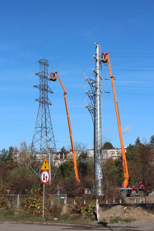 Budowa linii tramwajowej w ulicy Krasickiego - przepinanie linii wysokiego napięcia (3 listopada 2022)