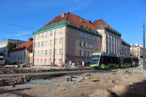 Solaris Tramino S111 Olsztyn #3006 na linii 2 przejeżdża odcinkiem jednotorowym przez budowę linii tramwajowej na skrzyżowaniu ulic Kościuszki z aleją Piłsudskiego (3 listopada 2022)