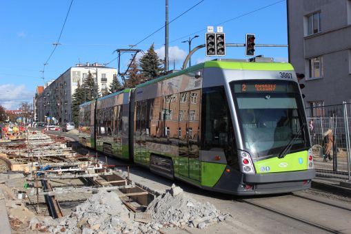 Solaris Tramino S111 Olsztyn #3007 na linii 2 przejeżdża odcinkiem jednotorowym przez budowę linii tramwajowej na skrzyżowaniu ulic Kościuszki z aleją Piłsudskiego (3 listopada 2022)