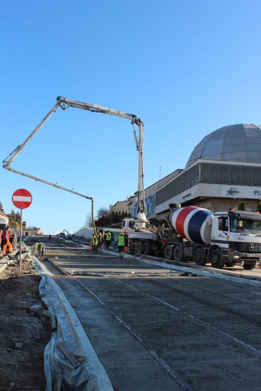 Budowa linii tramwajowej w alei Piłsudskiego - wylewanie betonowej podbudowy torowiska między ulicami Kościńskiego i Grotha (3 listopada 2022)
